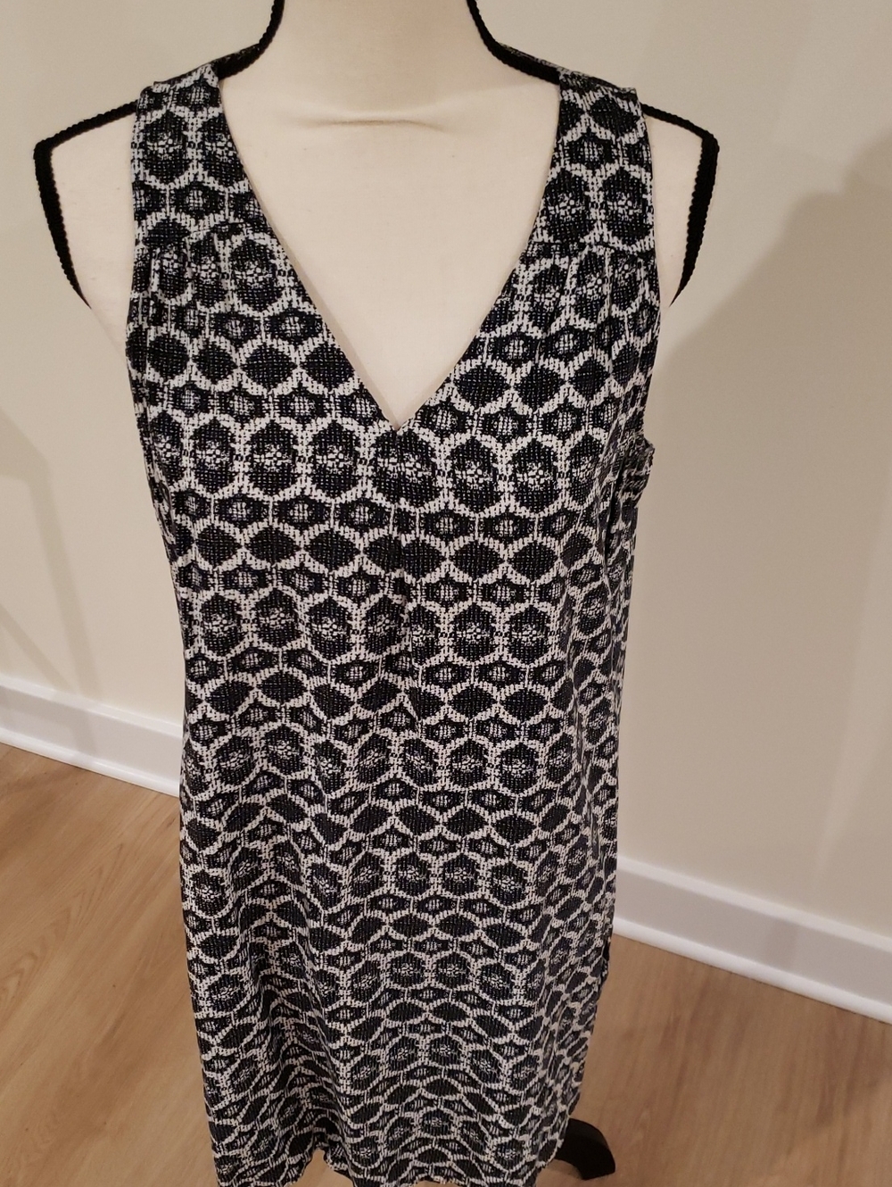 Old Navy Black and White Geometric V-Neck Sleeveless Dress
